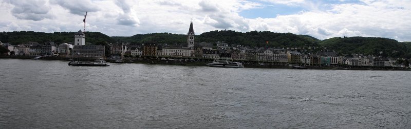 uitzicht op boppard.jpg - Onze fietstocht zit er bijna op. Aan de overkant ligt Boppard.